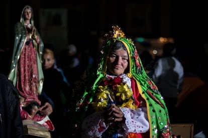 Una peregrina reza frente a la Basílica de Guadalupe.