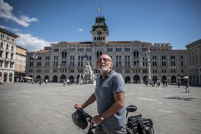 Paolo Rumiz, escritor de viajes y apasionado de los lugares fronterizos en el centro de Trieste.
