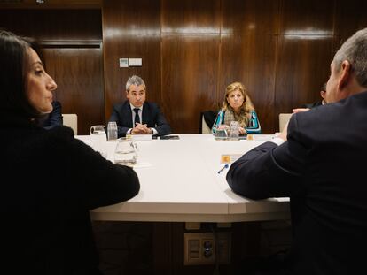 Josep Maria Recasens, presidente de Anfac, la patronal de fabricantes de automóviles, y Marta Blázquez, presidenta de Faconauto, la patronal de concesionarios durante una reunión en la sede del Ministerio de Industria y Turismo en Madrid con el ministro Jordi Hereu este martes 12 de noviembre.