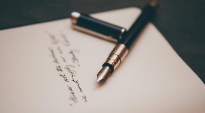 Pluma estilográfica encima de un papel.