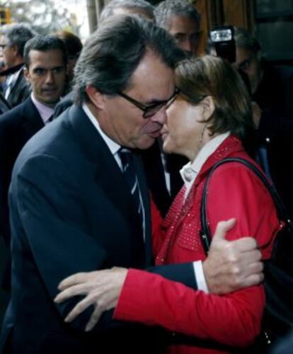 Artur Mas y Carme Forcadell se saludan ayer a su llegada a la cumbre de premios Nobel de Barcelona.-