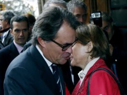 Artur Mas y Carme Forcadell se saludan ayer a su llegada a la cumbre de premios Nobel de Barcelona.-