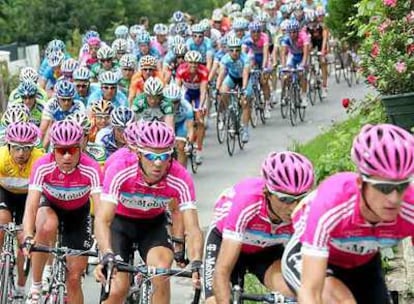 Varios ciclistas de T-Mobile, al frente del pelotón en una etapa del Tour.