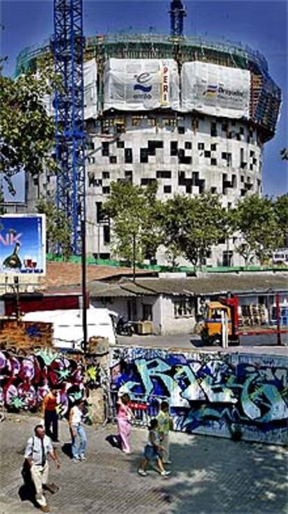 La torre de Agbar va tomando altura junto a viejas naves en la plaza de las Glòries.