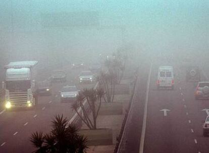 La densa niebla dificultó ayer la circulación en el área de Valencia. En la imagen, la A-3 cerca de la ciudad.