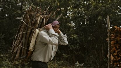 Escena del documental " Detrás de las armas"