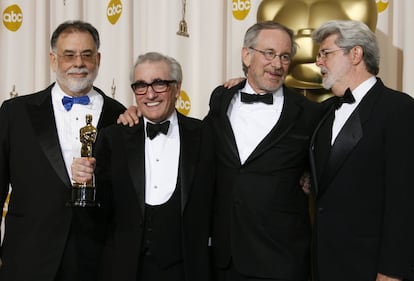 El director Martin Scorsese (2i), ganador del premio al mejor director por "Infiltrados", posa acompañado por los directores Francis Ford Coppola (i), George Lucas (d) y Steven Spielberg (2d), durante la 79ª edición de la ceremonia de entrega de los premios Oscar de la Academia del Cine , en Los Ángeles (Estados Unidos), en 2007.