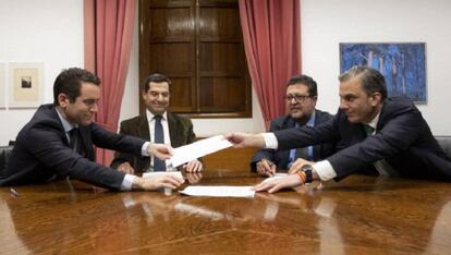 Teodoro García Egea, Juan Manuel Moreno Bonilla, Francisco Serrano y Francisco Javier Ortega Smith-Molina, durante la firma del acuerdo. 