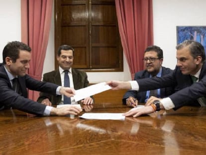 Teodoro García Egea, Juan Manuel Moreno Bonilla, Francisco Serrano y Francisco Javier Ortega Smith-Molina, durante la firma del acuerdo. 