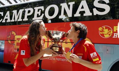 Amaya Valdemoro y Elisa Aguilar besan el trofeo de campeonas de Europa 2103 a su llegada a Madrid.