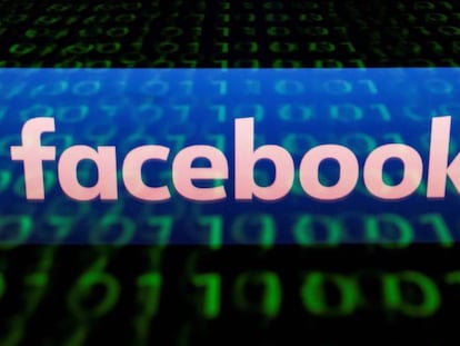 Logotipo de Facebook reflejado en una pantalla con información binaria.