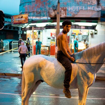 Fotograma de la película colombiana 'Los reyes del mundo'.