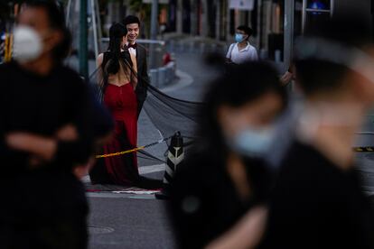 Una pareja se prepara este miércoles para la sesión de fotos de su boda, después de que se levantara el bloqueo impuesto para frenar el brote de covid en Shanghái (China).