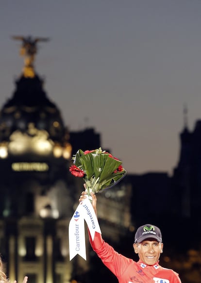 Nairo Quintana, ganador de la Vuelta a España 2016 en lo alto del podio de Madrid, con edificios de la Gran Vía al afondo.