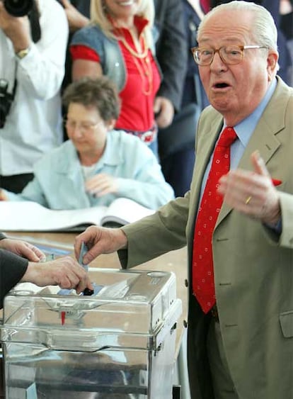 El ultraderechista Jean-Marie Le Pen acudió solo a la oficina de voto de Saint-Cloud, a las afueras de París y aseguró afrontar la jornada electoral, la quinta que vive como candidato, con la "calma" que le confiere la experiencia.