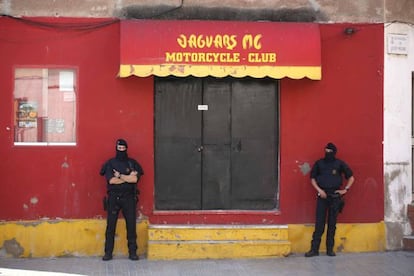 Sede del Jaguard Motorcycle Club, custodiado por dos Mossos.