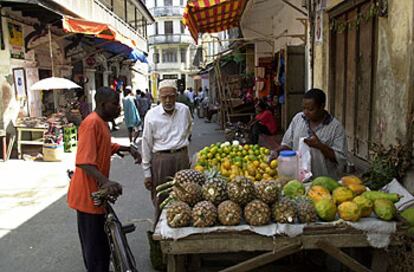 Venta de frutas en una calle de Zanzíbar