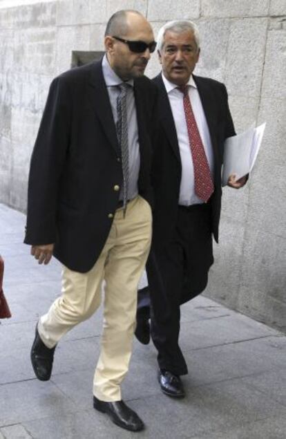 El juez Elpidio José Silva, izquierda, a su llegada al Tribunal Superior de Justicia de Madrid.