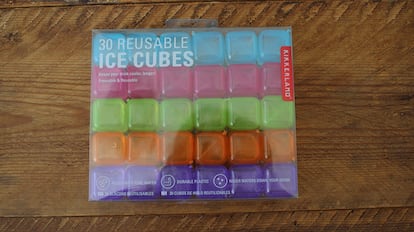 cubitos de hielo reutilizables fabricados en plástico con gel de grado alimenticio.