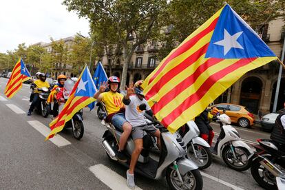 Los asistentes a la manifestación de la Via Lliure de la Meridiana de Barcelona han llenado la avenida de pancartas reivindicativas y 'estelades'. En la imagen, un grupo de motoristas por el centro de Barcelona.