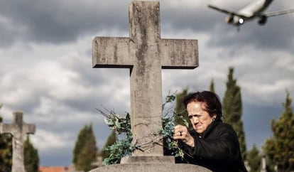 Una mujer, esta mañana en el cementerio de Derio.