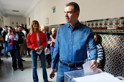 El presidente del Gobierno, Pedro Sánchez, acompañado de su mujer Begoña Gómez, ejerce su derecho en Madrid, este domingo.