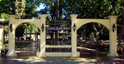 Ingreso a la plaza principal del municipio de Santa Rosa, en Mendoza.