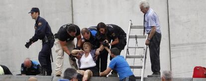 Conductor Antonio Martín Marugán, right, observes rescue efforts.