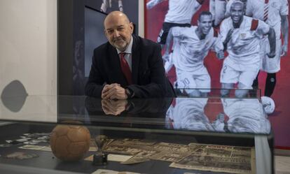 Carlos Romero, director del área de Historia del Sevlla FC, en el museo del club.