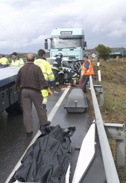 Bomberos de Huesca rescatan cadáveres del turismo accidentado.