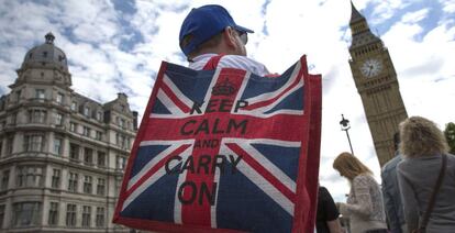 Un turista pasea por Londres.