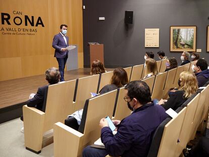 El presidente de la Generalitat, Pere Aragonès (a la izquierda), durante las jornadas de trabajo del Govern, el pasado fin de semana, en Vall d'en Bas (Girona).