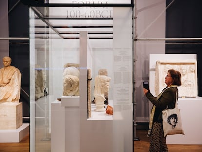 Una visitante en la exposición dedicada a Julio César en el Museo H’ART de Ámsterdam.