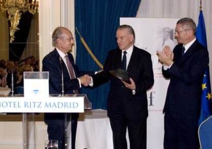 Valentín Fuster recibe la distinción de Español Universal 2011 de manos del presidente de la Fundación Independiente, Ignacio Buqueras, en presencia del alcalde de Madrid, Alberto Ruiz-Gallardón