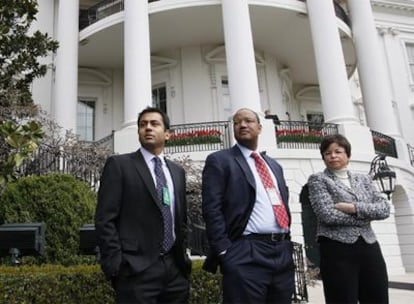Kal Penn, primero por la izquierda, ante la Casa Blanca.
