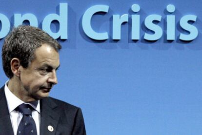 El presidente del Gobierno español, José Luis Rodríguez Zapatero, mientras posaba para la foto de familia del G-20.