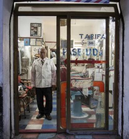 'Tino' en su peluquería.