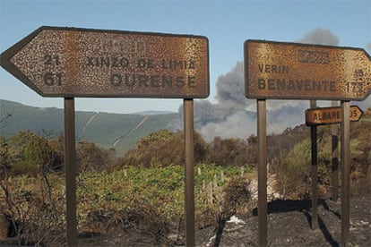 Señalizaciones quemadas de un cruce situado en el Alto das Estivadas, en el municipio orensano de Cualedro.