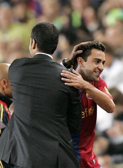 Xavi saluda a Guardiola al ser sustituido.