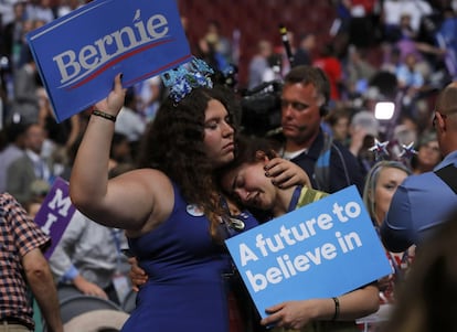 Dos simpatizantes de Bernie Sanders se abrazan durante el discurso del senador en el primer día de la Convención Nacional Demócrata de Filadelfia. Durante toda la jornada, seguidores de Sanders protestaron en las calles de Filadelfia y dentro de la convención que se celebra en el pabellón deportivo Wells Fargo. Muchos gritaban y abucheaban cada vez que se pronunciaba el nombre de Clinton.