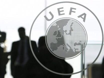 Imagen de archivo de varias personas la sede de la UEFA en Nyon, Suiza.