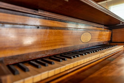 Piano inglés del siglo XVIII en una de las salas del monasterio.