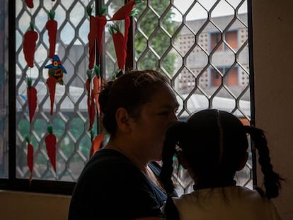 Rosa está presa junto con su hija en el penal de Santa Martha, Ciudad de México.