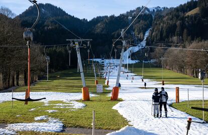 Ladera de esquí en Lenggries (Alemania) sin apenas nieve. 