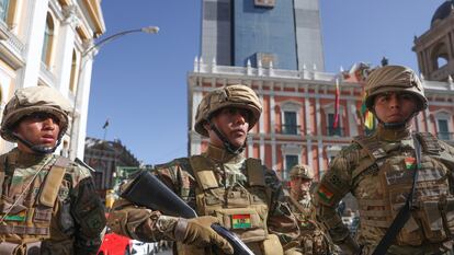 Militares frente a la sede del Gobierno de Bolivia, este miércoles en La Paz.