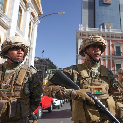 Militares frente a la sede del Gobierno de Bolivia, este miércoles en La Paz.