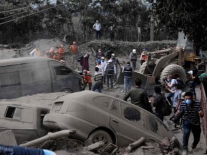 Nuevas explosiones en el volcán de Guatemala añaden miedo y tensión en la búsqueda. Los grupos de rescate luchan contra el reloj y las altas temperaturas para encontrar más personas con vida