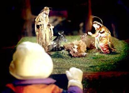 Pesebre de la plaza de Sant Jaume de Barcelona, con el Niño Jesús ya repuesto en su lugar.