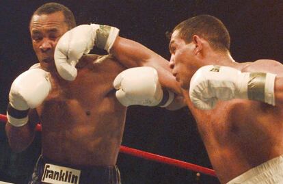 Camacho golpea a Sugar Ray Leonard, en un combate en 1997.