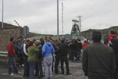 Varias personas en las inmediaciones del Pozo Emilio del Valle de Llombera de Gordón (León), el pasado 28 de octubre. EFE/Archivo